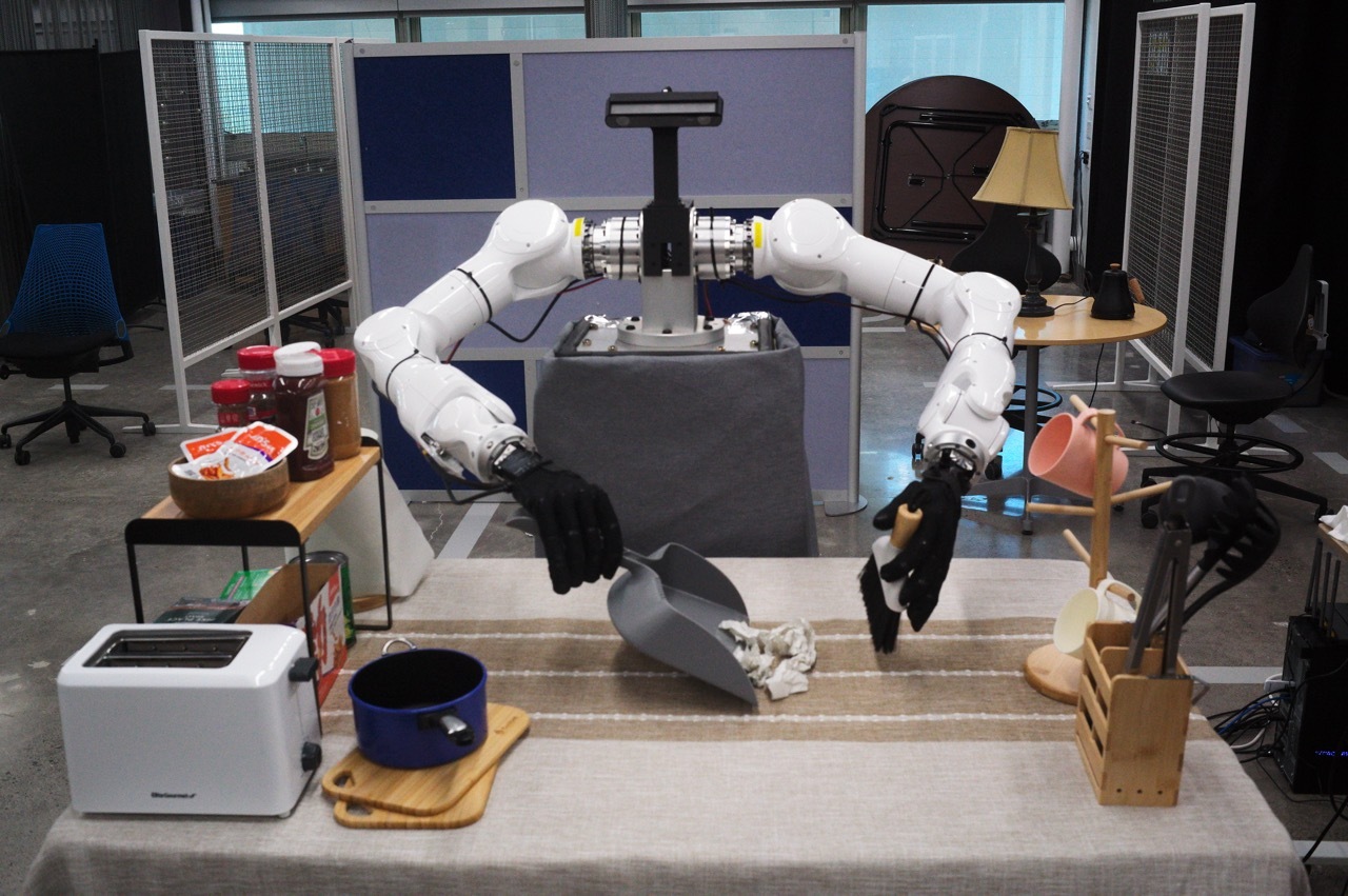 Cornell Tianji Marvin dual-arm evaluation setup equipped with two WUJI hands